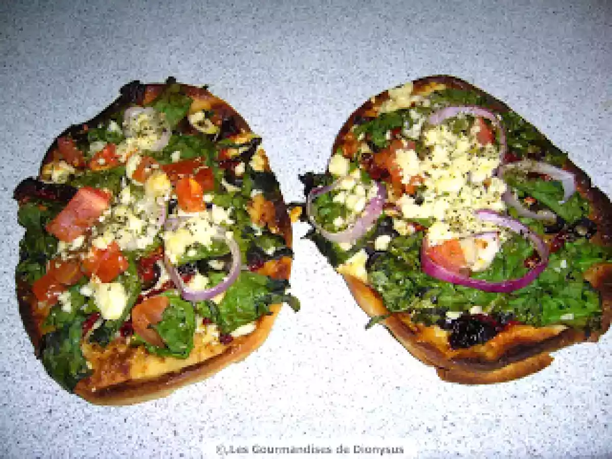 Pizza grecque avec épinards, féta et olives - photo 2