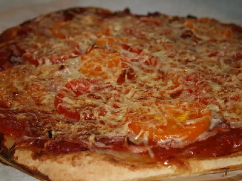 Pizza jambon-tomates-fromage