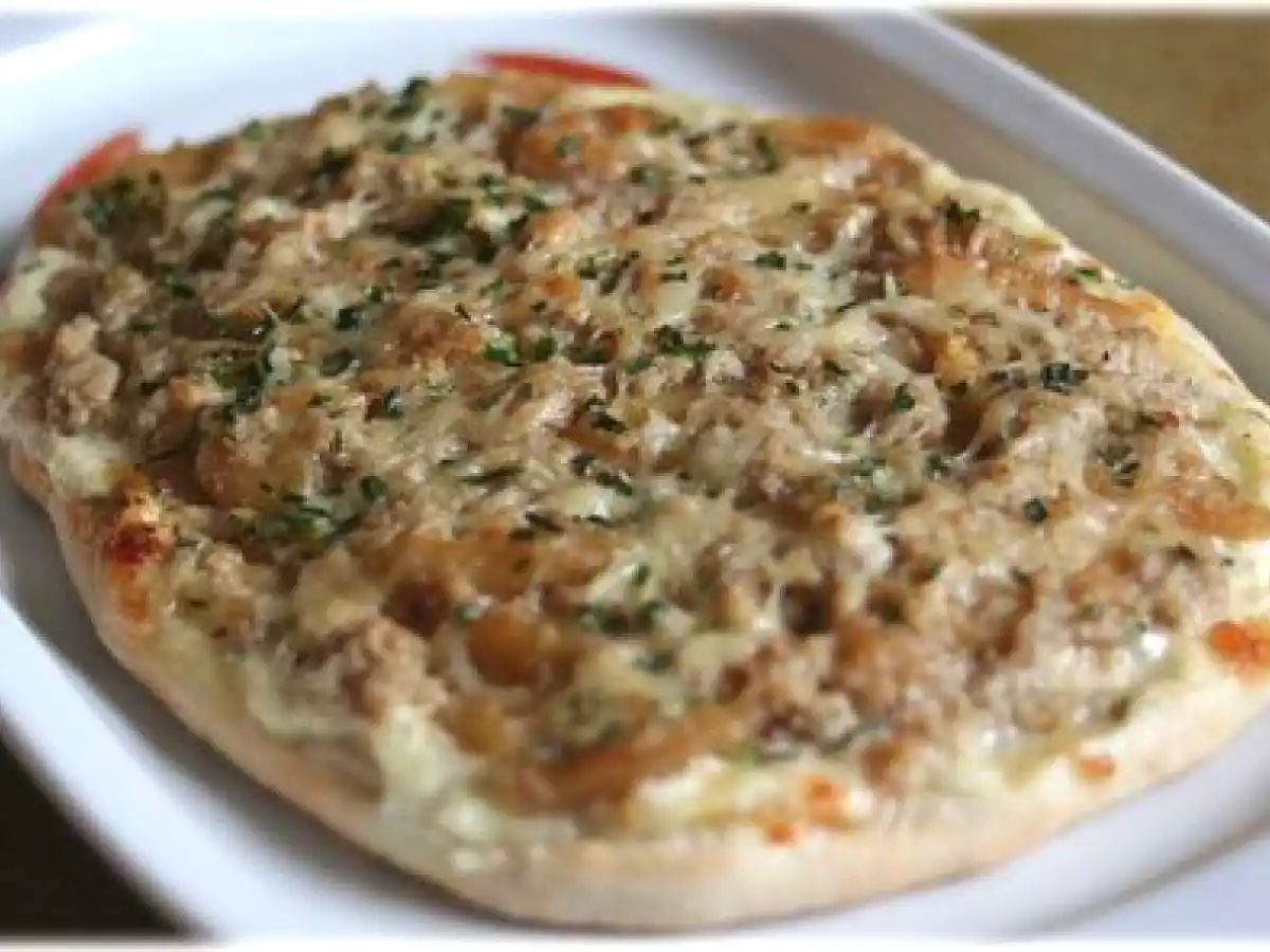 Pizza Monseigneur boudin blanc et compotée de pomme au vinaigre de vin, rien que ça !