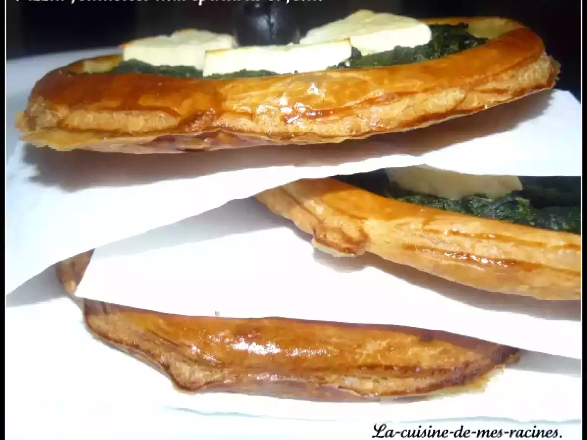 Pizzas feuilletées aux épinards et féta.