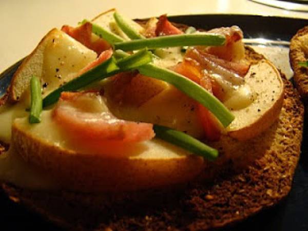 Pizzettes poires-bacon-fromage