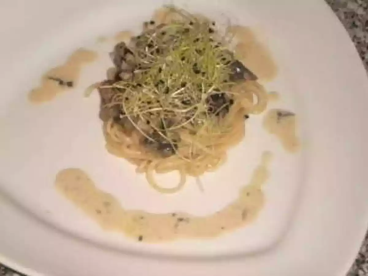 poelée de champignon basilic sur un lit de nouille chinois - photo 2