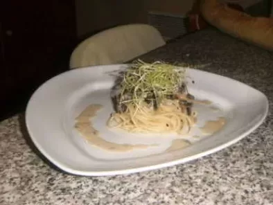 poelée de champignon basilic sur un lit de nouille chinois