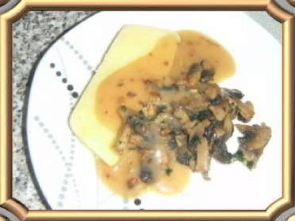 poelée de champignon sur une tranche de polenta