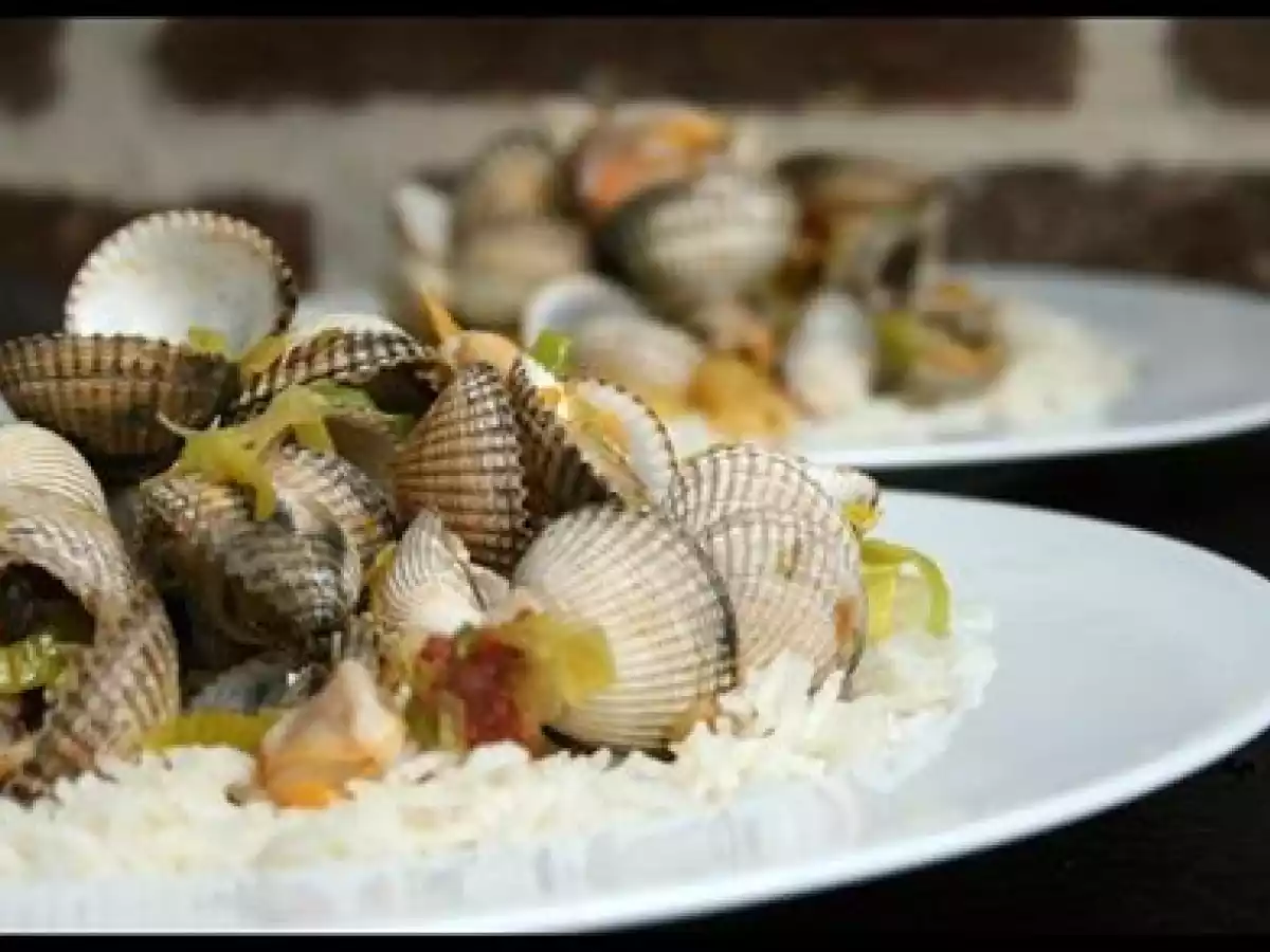 **Poêlée de coques à la fondue de poireaux au chorizo**