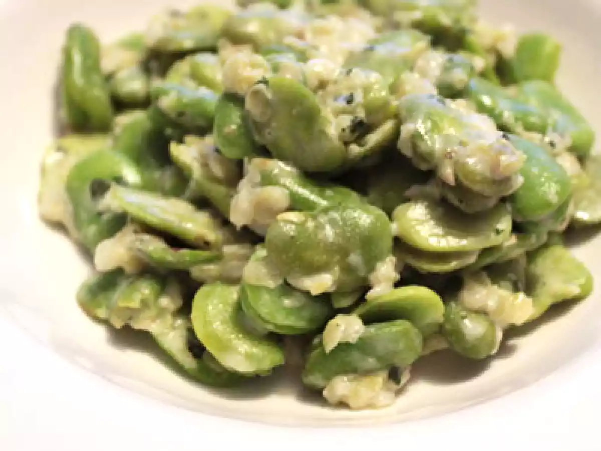 Poêlée de fèves aux flocons de pois cassés et basilic.