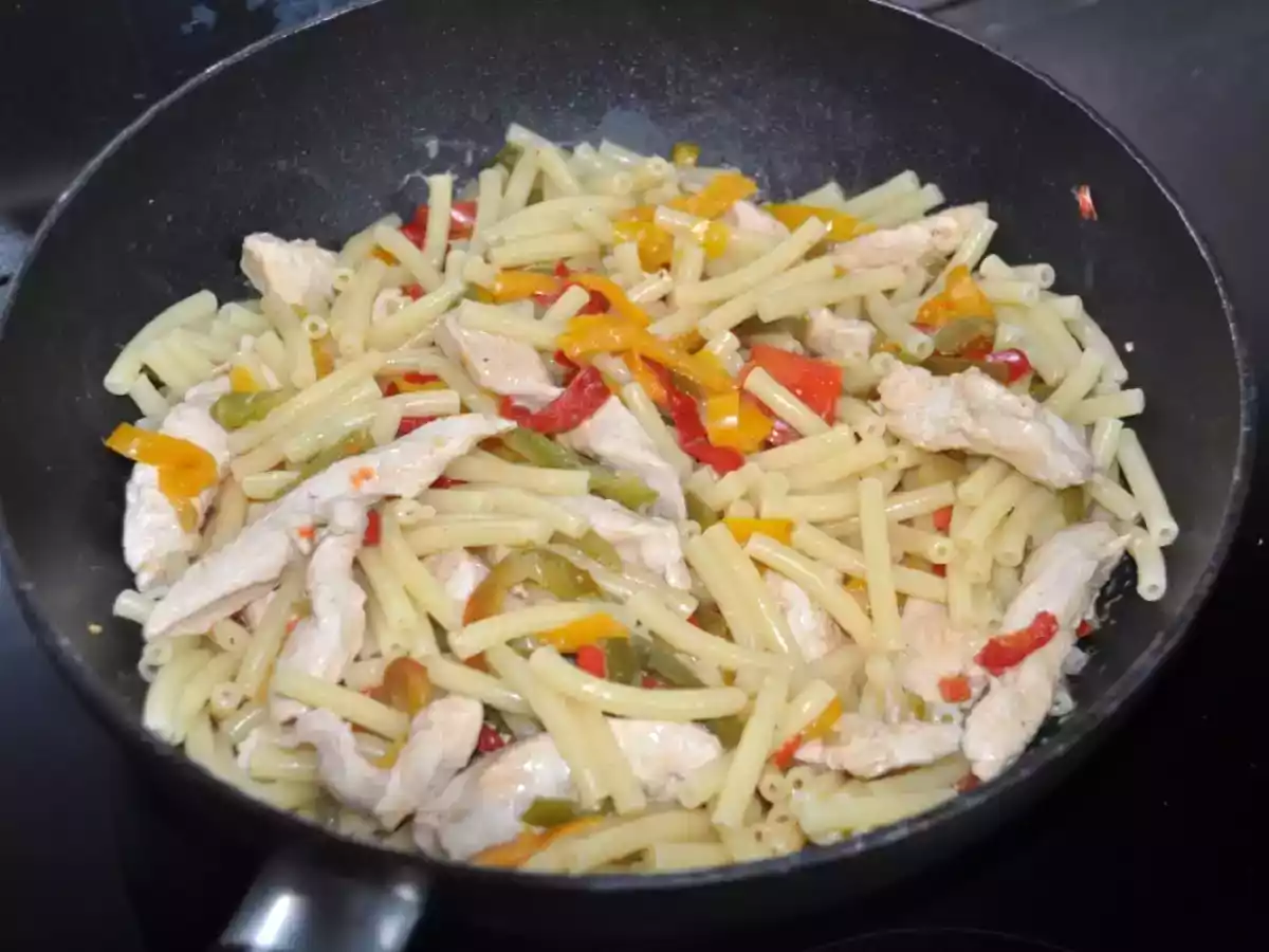 Poêlée de macaronis et son émincé de volaille aux poivrons (IG bas)