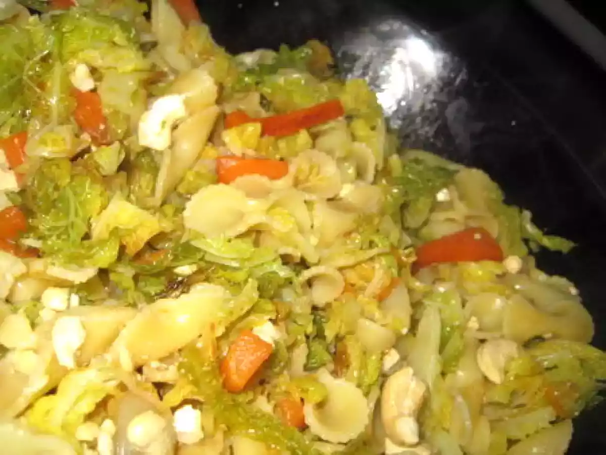 Poêlée de pâte au chou carottes et noix de cajou