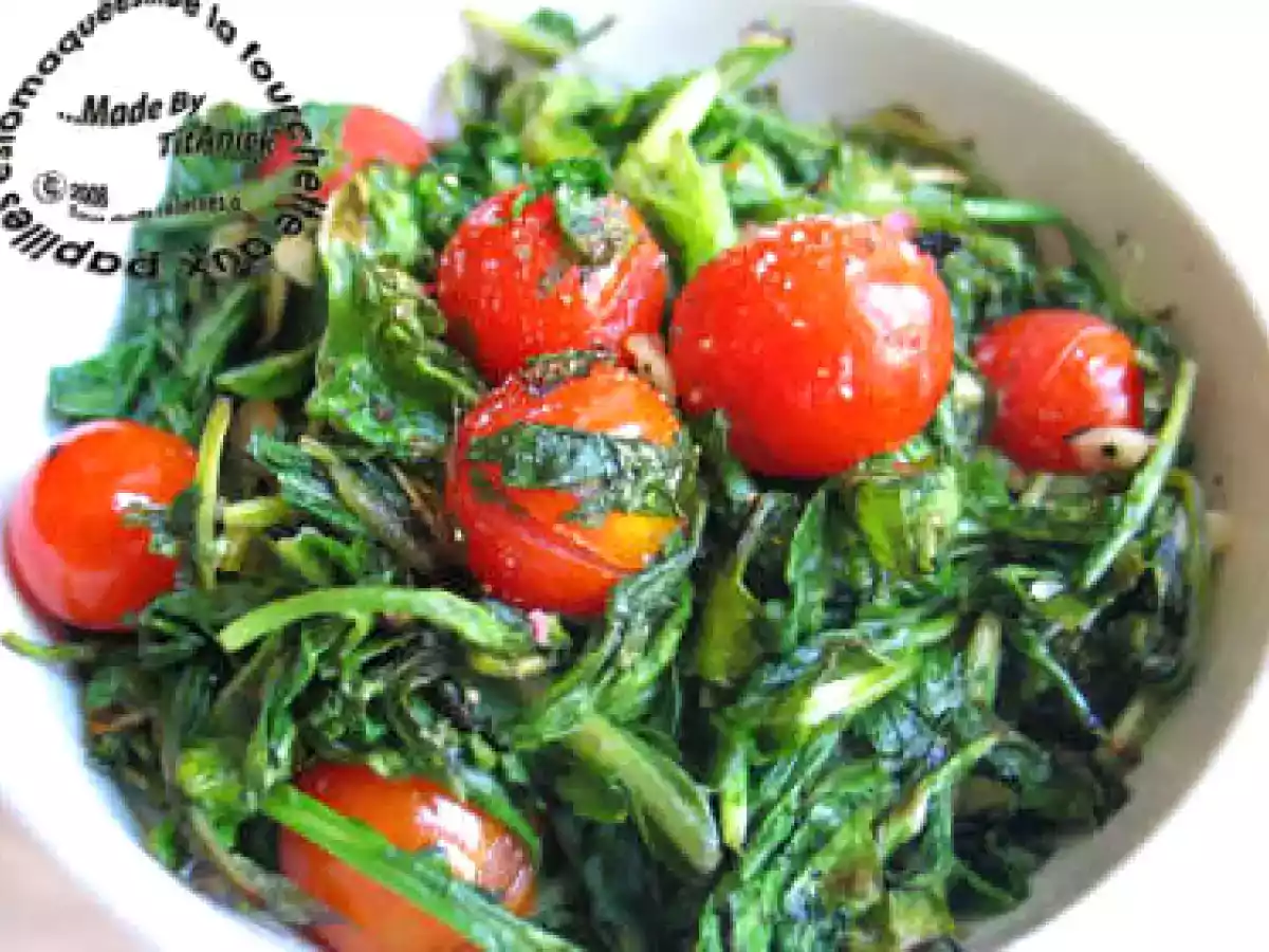 Poêlée de roquette et de tomates cerise à l'ail