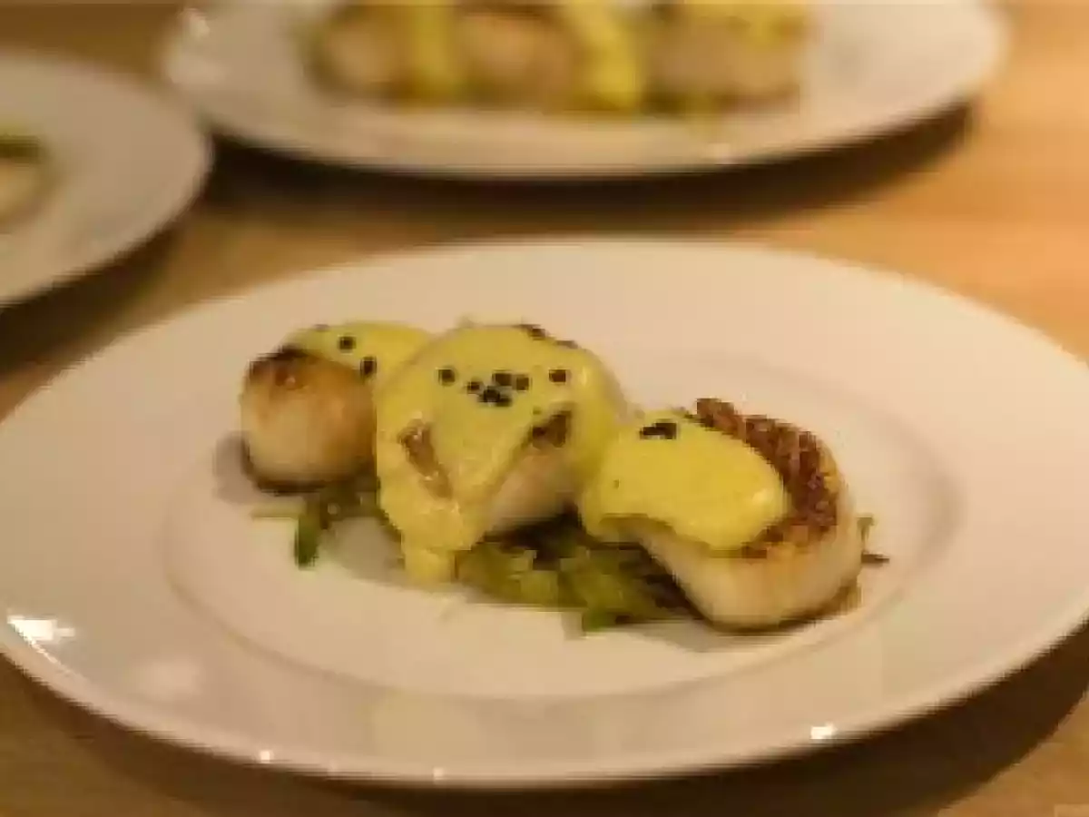 Poêlée de St-Jacques au sabayon sur julienne de poireaux