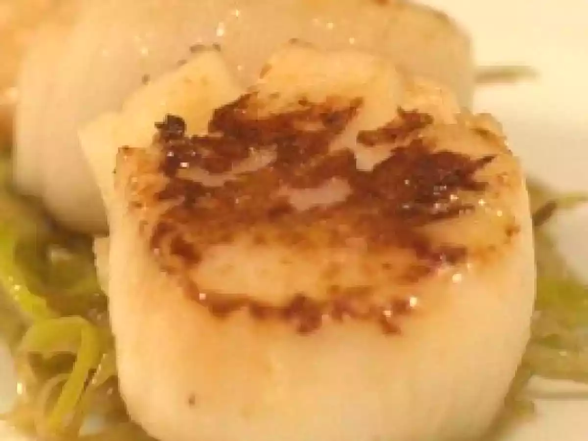 Poêlée de St-Jacques au sabayon sur julienne de poireaux - photo 2