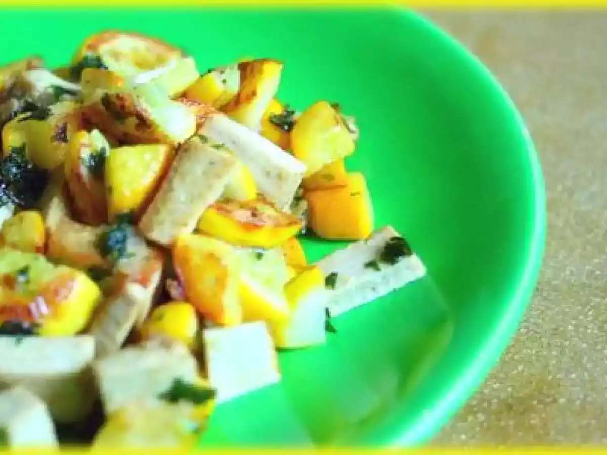 Poêlée estivale aux courgettes jaunes, tofu fumé et oigons nouveaux