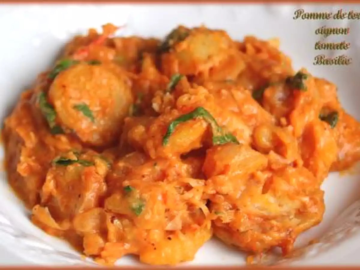 Poêlée fondante de pommes de terre, tomates, oignon et basilic frais.