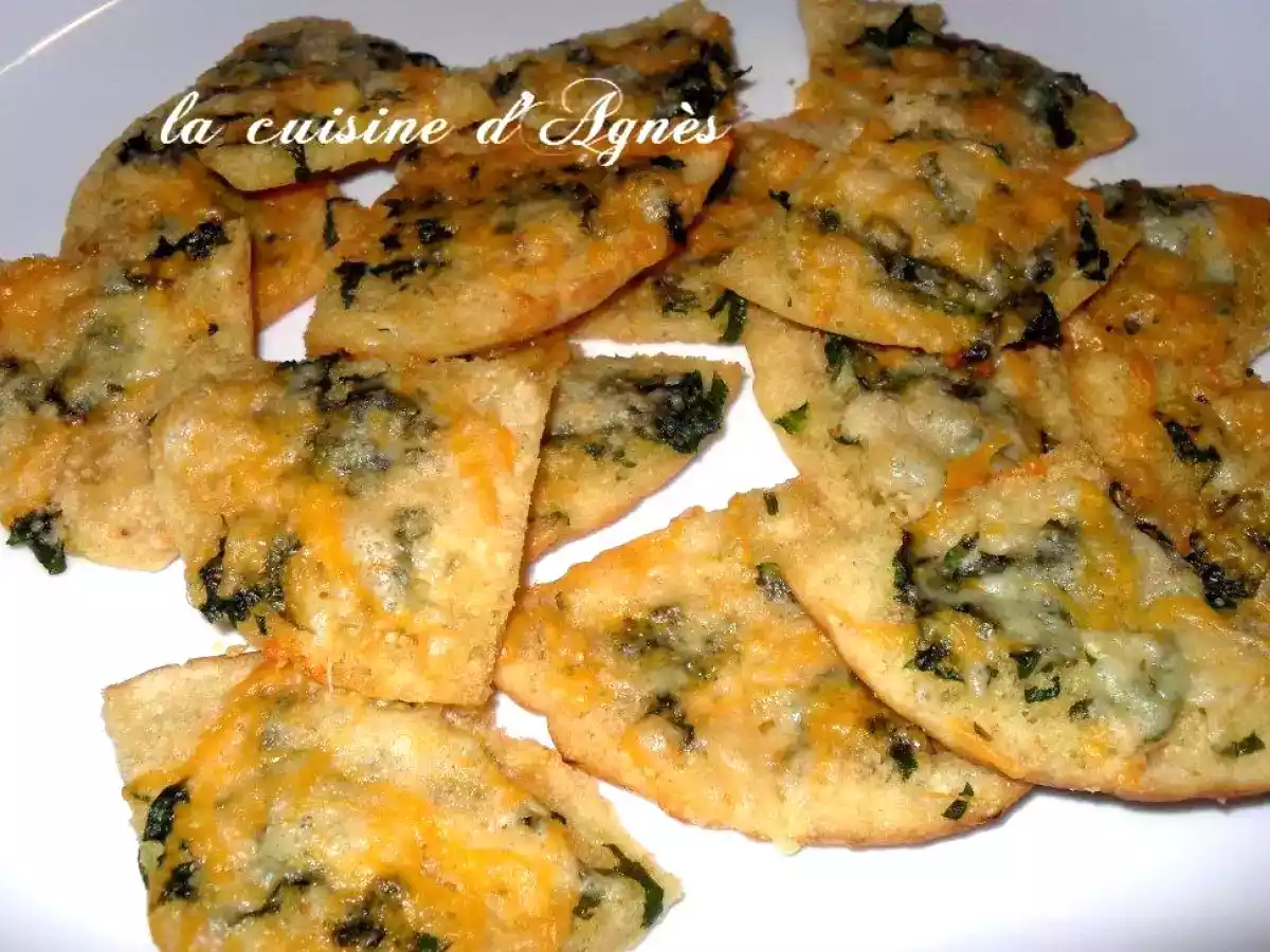 Pointes de pita croustillantes au cheddar et au parmesan