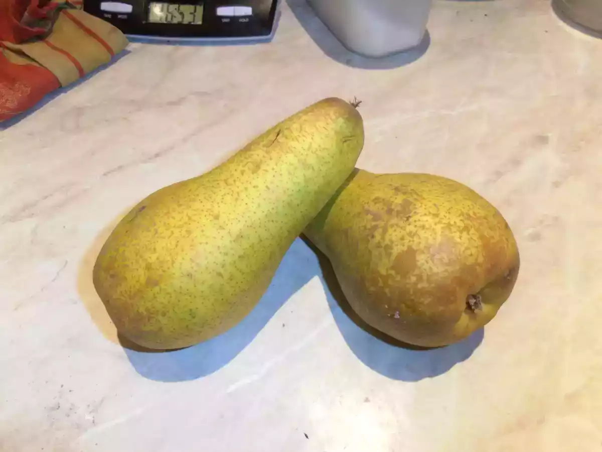 Poire au four au coulis de groseilles