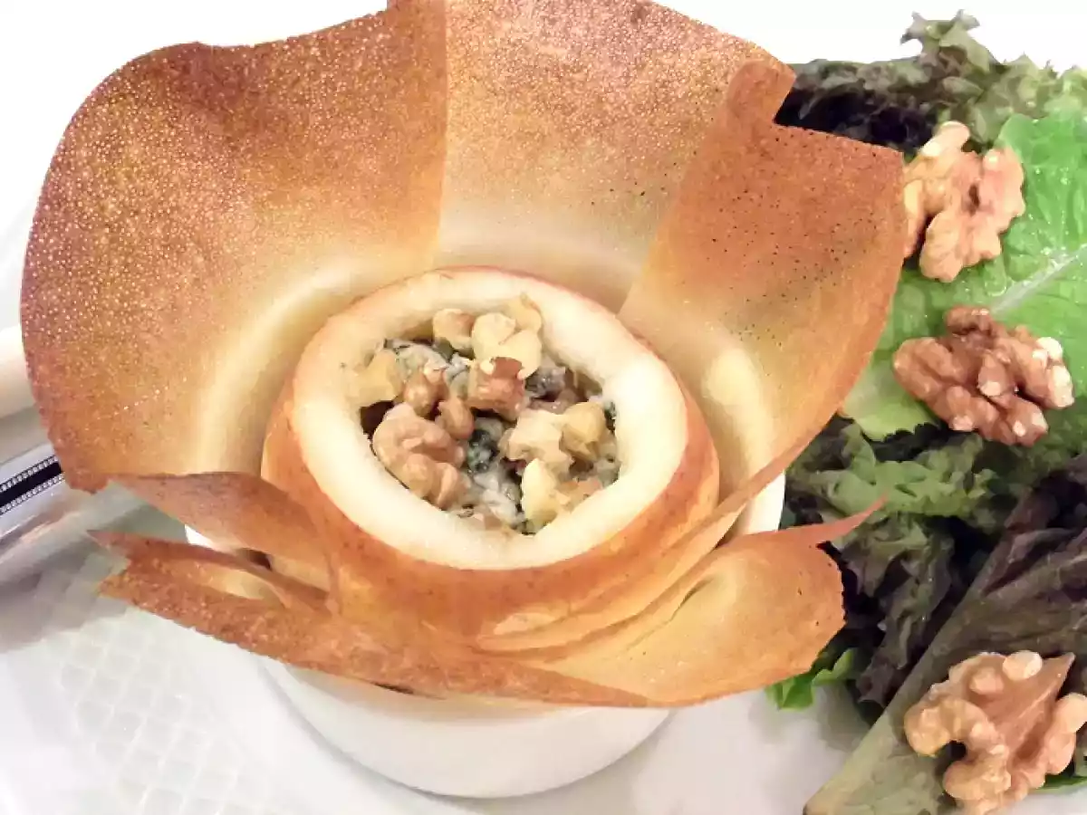 Poire farcie croustillante au roquefort et aux noix