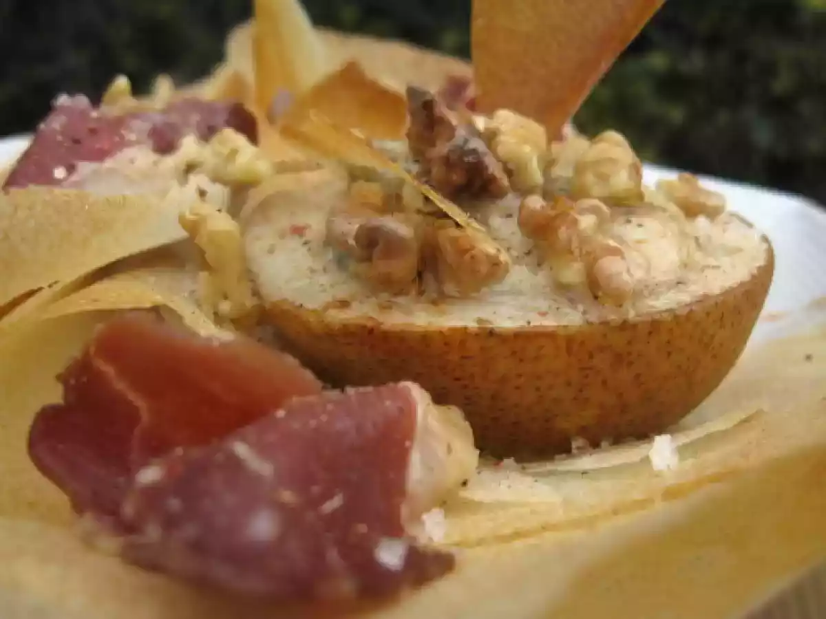 Poire farcie roquefort et noix sur une feuille de brick