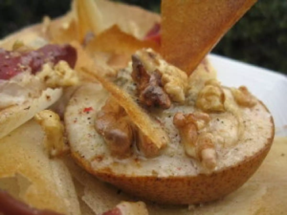 Poire farcie roquefort et noix sur une feuille de brick - photo 2