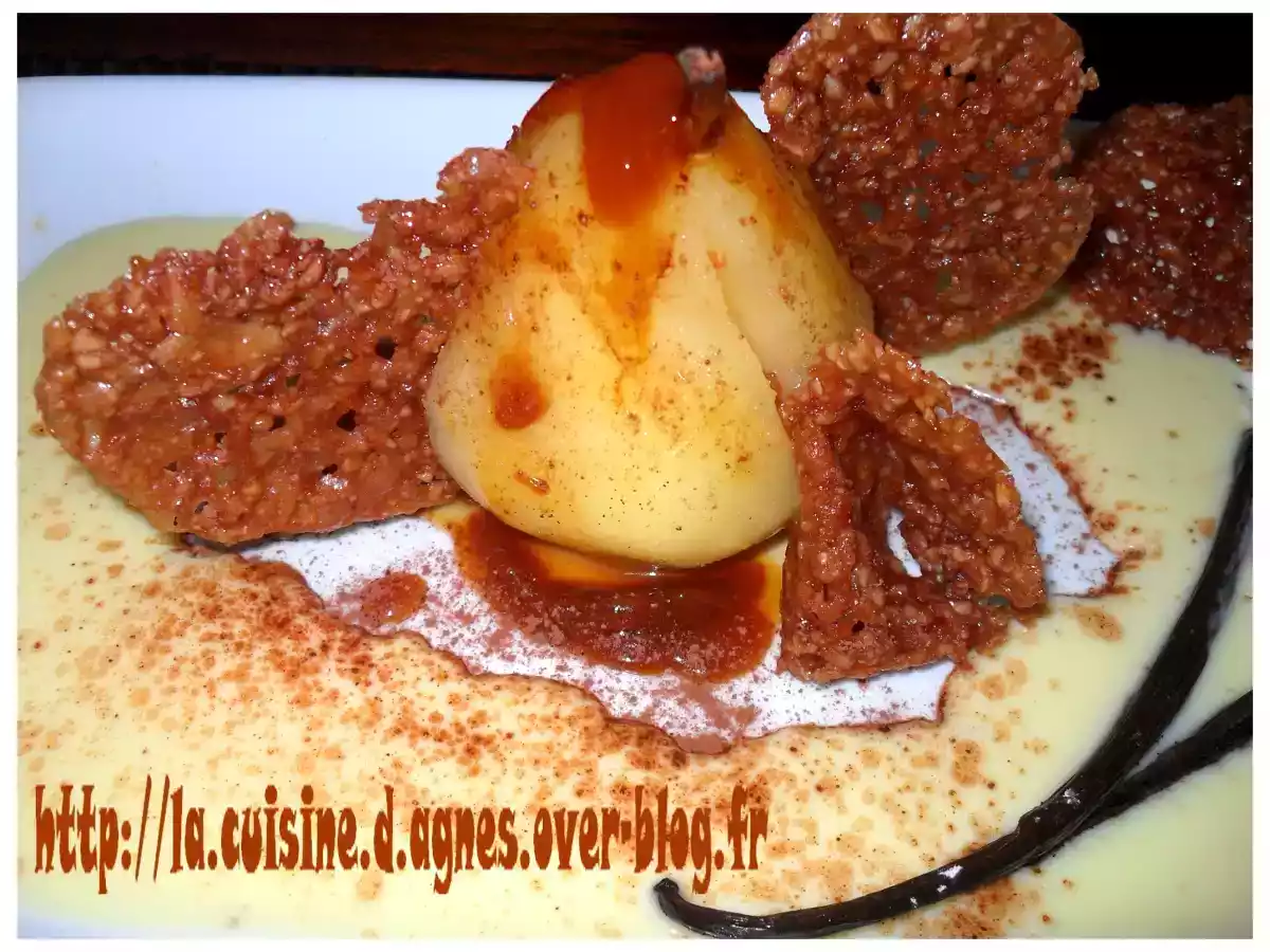 Poire pochée à la crème de caramel et ses croustillants au chocolat