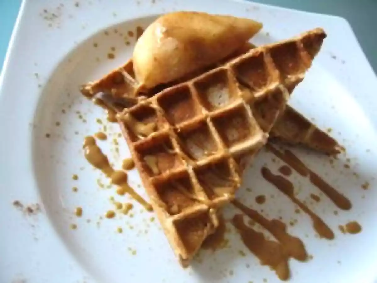 Poire vedette : Gaufre à la farine de châtaigne, poire aux épices ..