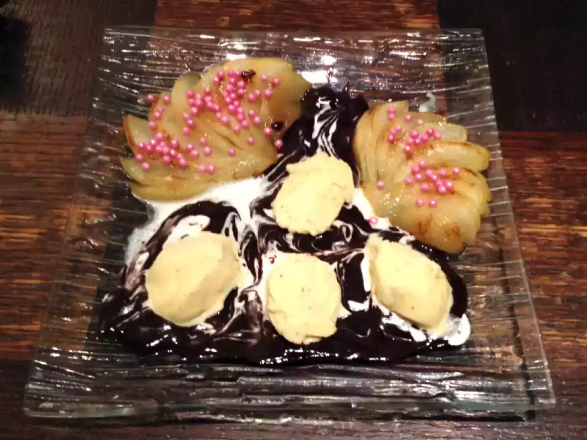Poires cuites, glace vanille et sauce chocolat