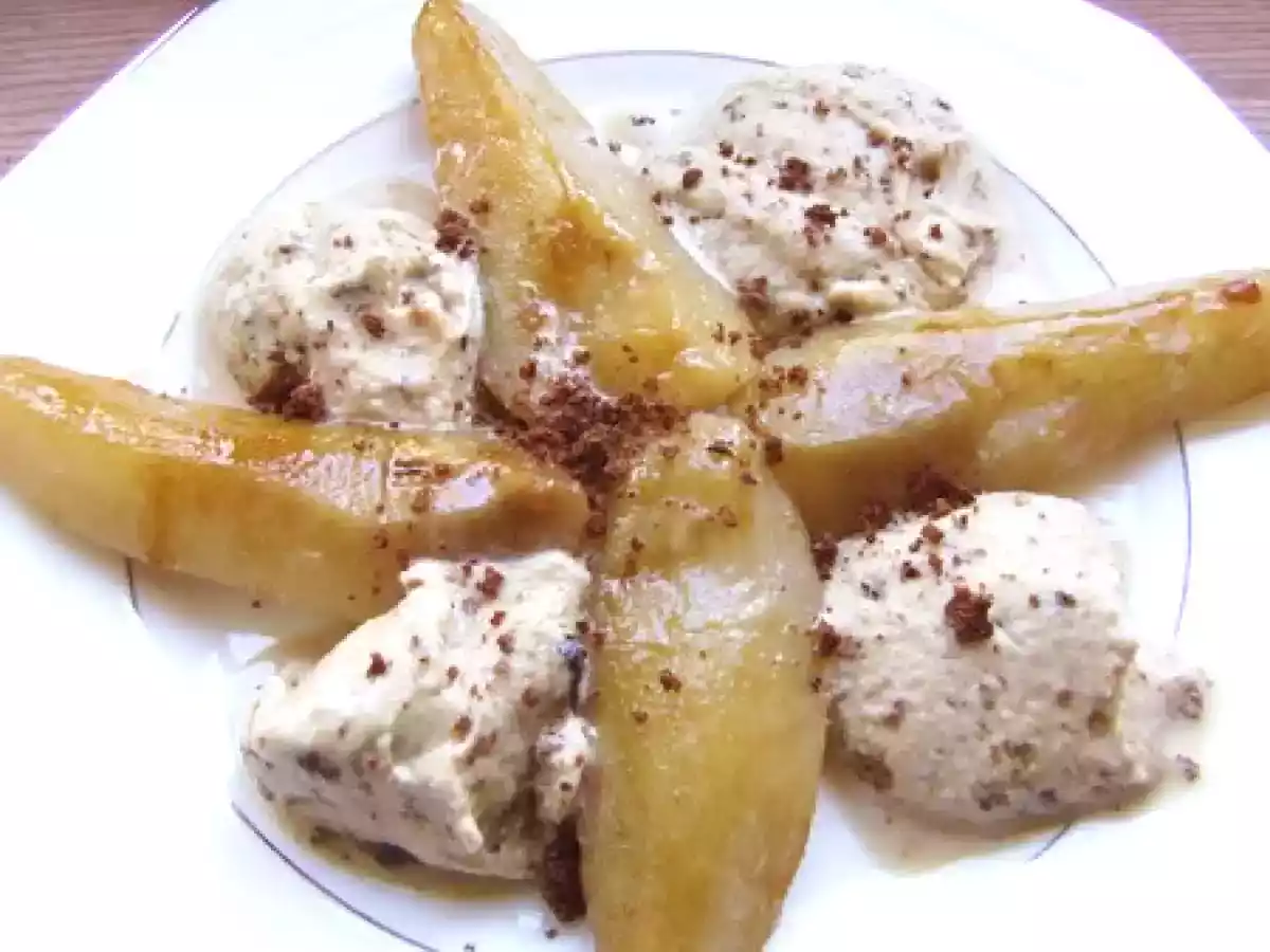 Poires pochées au thé de Noël & glace au pain d'épices