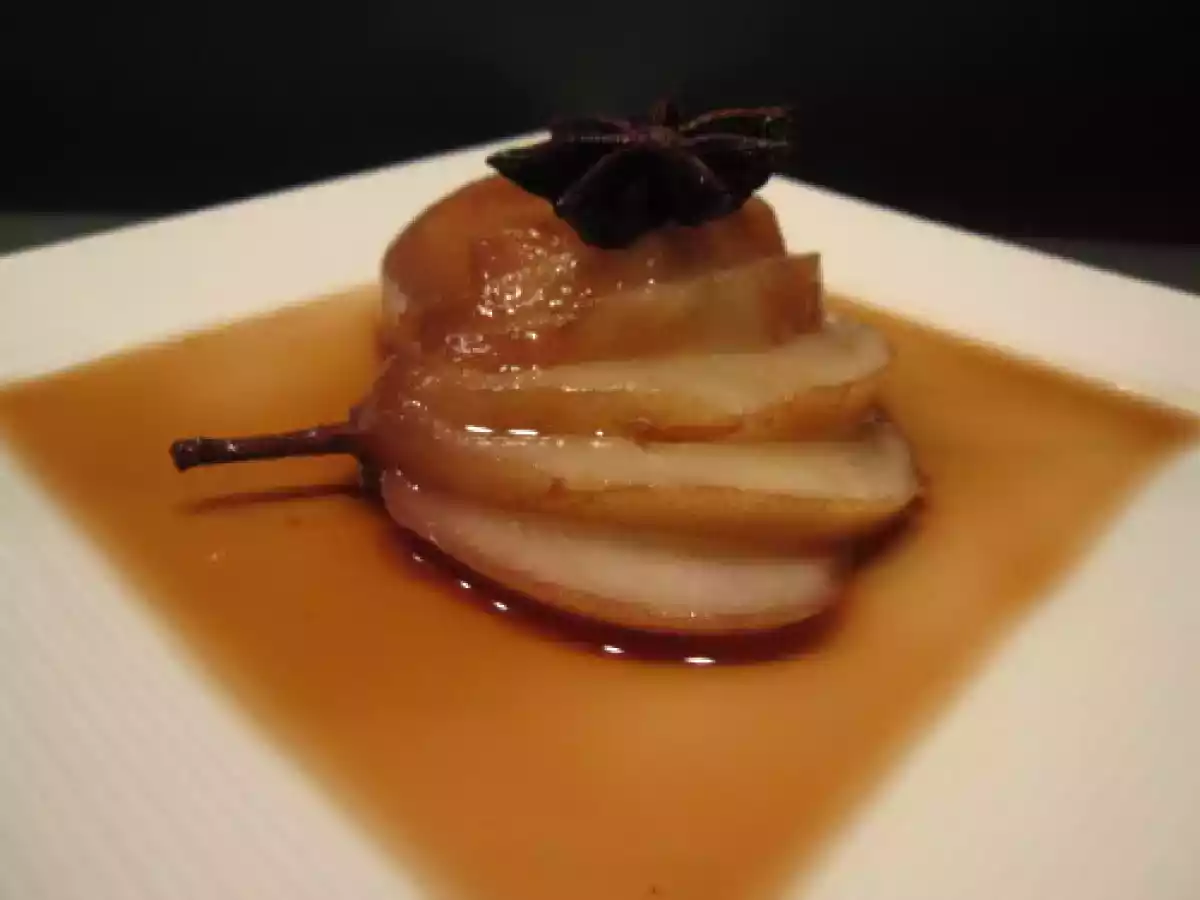 Poires pochées, vin parfumé à la badiane