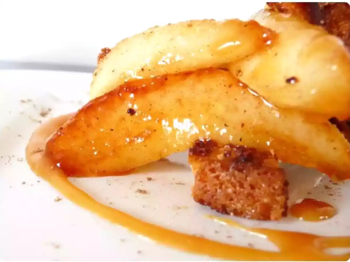 Poires poêlées à la cannelle, mouillettes briochées et cordon de caramel