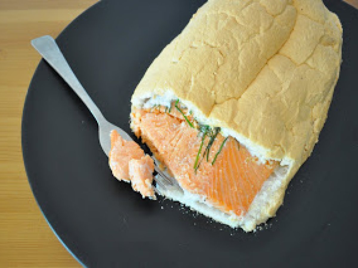 Poisson aux herbes fraiches, cuit dans sa coque de meringue salée