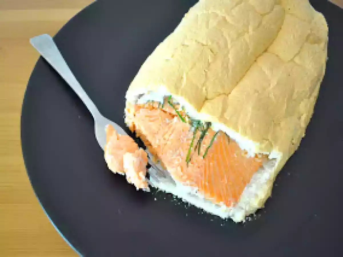 Poisson aux herbes fraiches, cuit dans sa coque de meringue salée