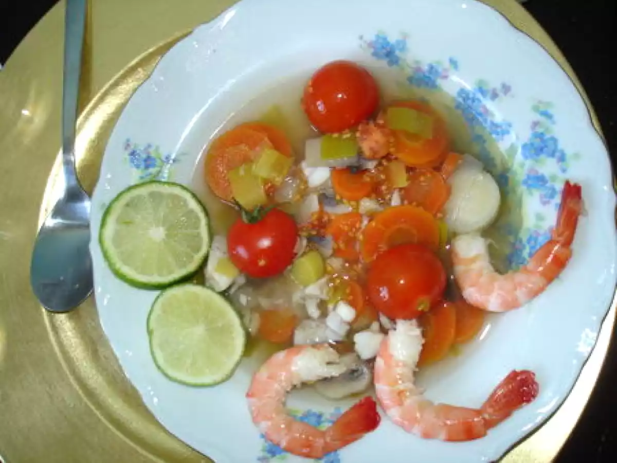 Poisson et crevettes à la nage à la citronelle et aux légumes de saison