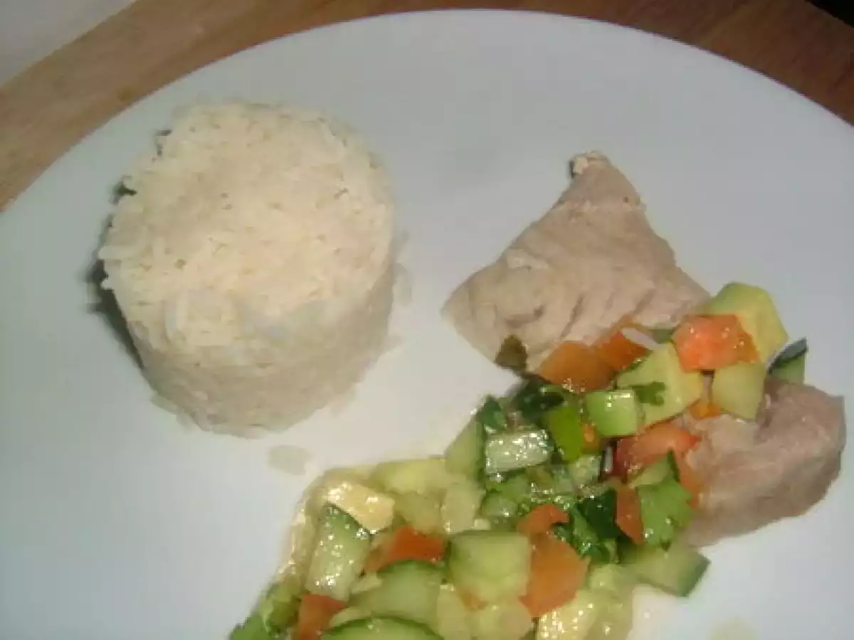 Poisson et salsa de légumes frais