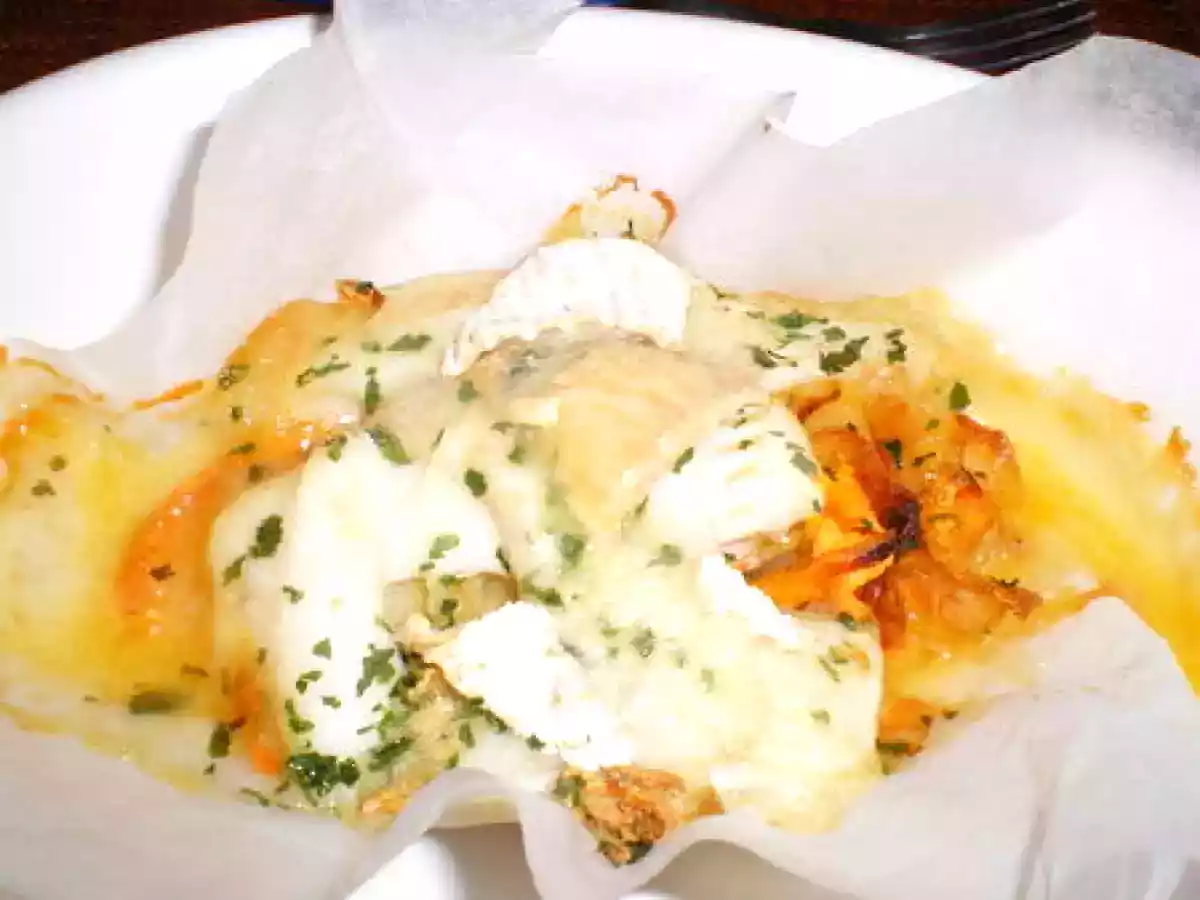 Poisson gratiné au brie sur lit de légumes