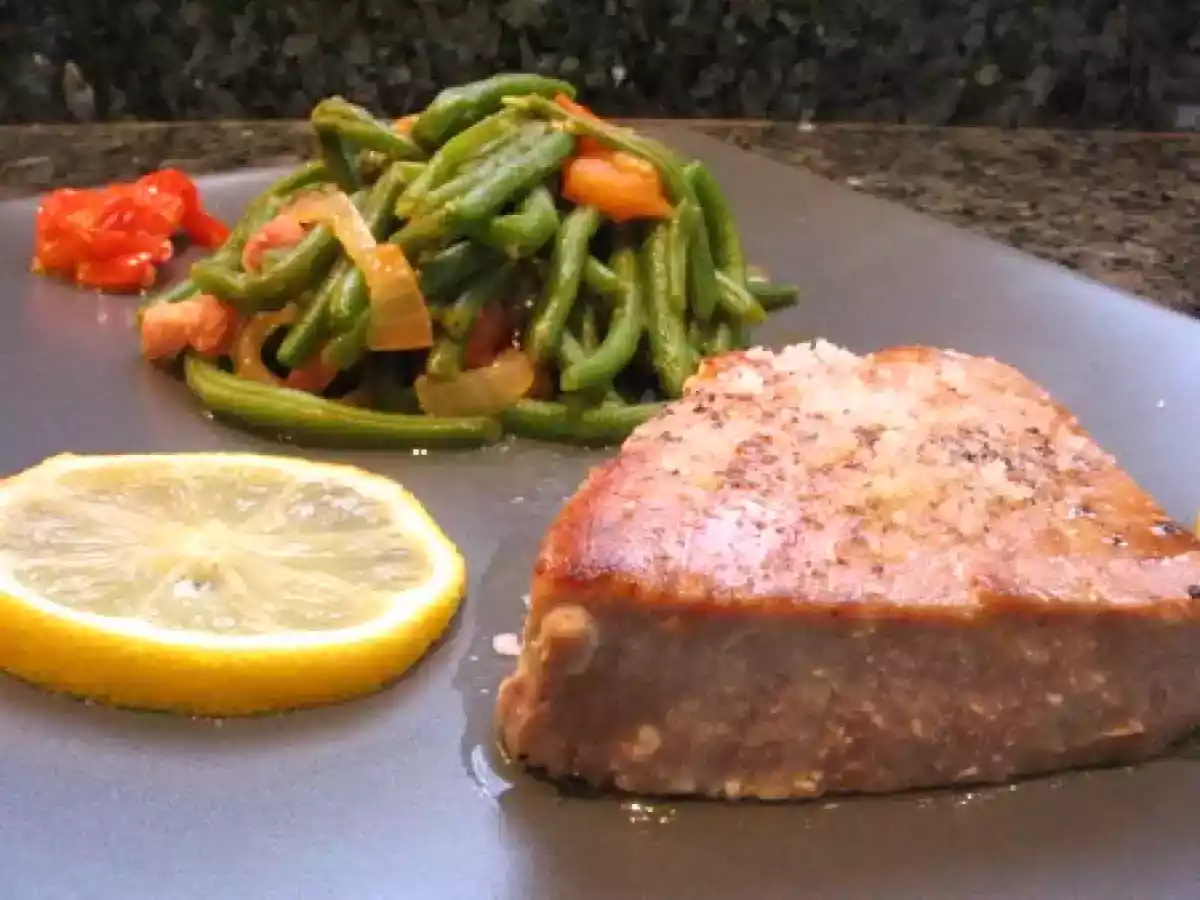 Poisson grillé et haricots verts à la tomate
