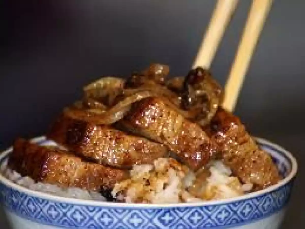 POITRINE DE PORC CARAMELISEE AUX OIGNONS ET 5 PARFUMS