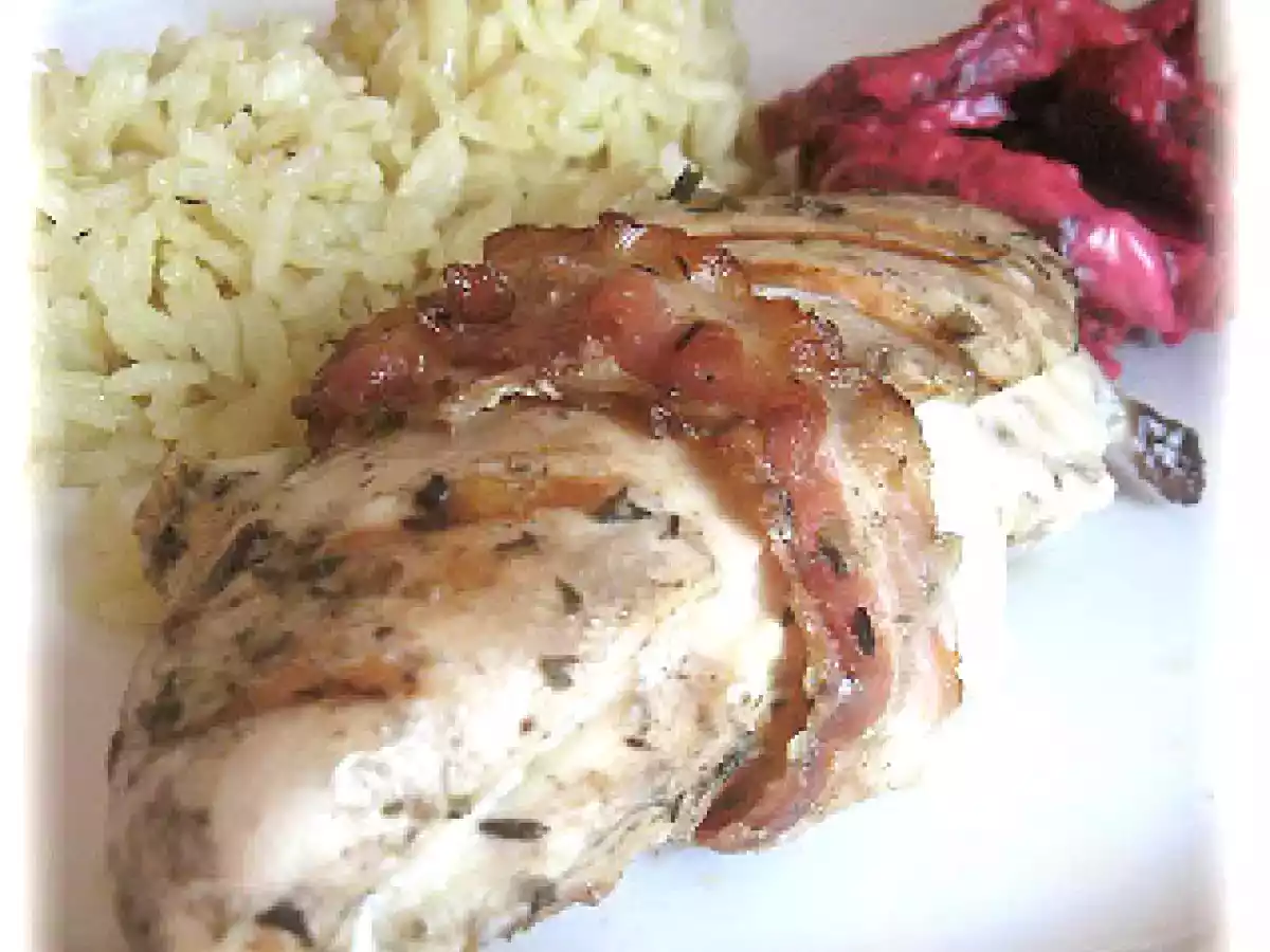 Poitrines de poulet farcies au gouda en croûte de bacon