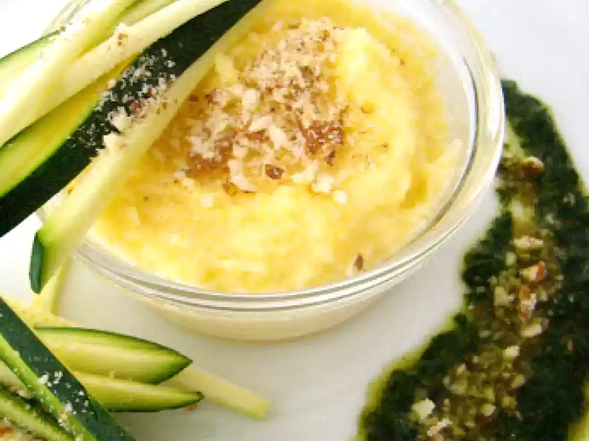 Polenta cremeuse cuite au lait ribot, courgettes crues et jus de coriandre...