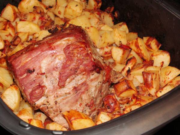 Pommes De Terre Au Four Et échines De Porc