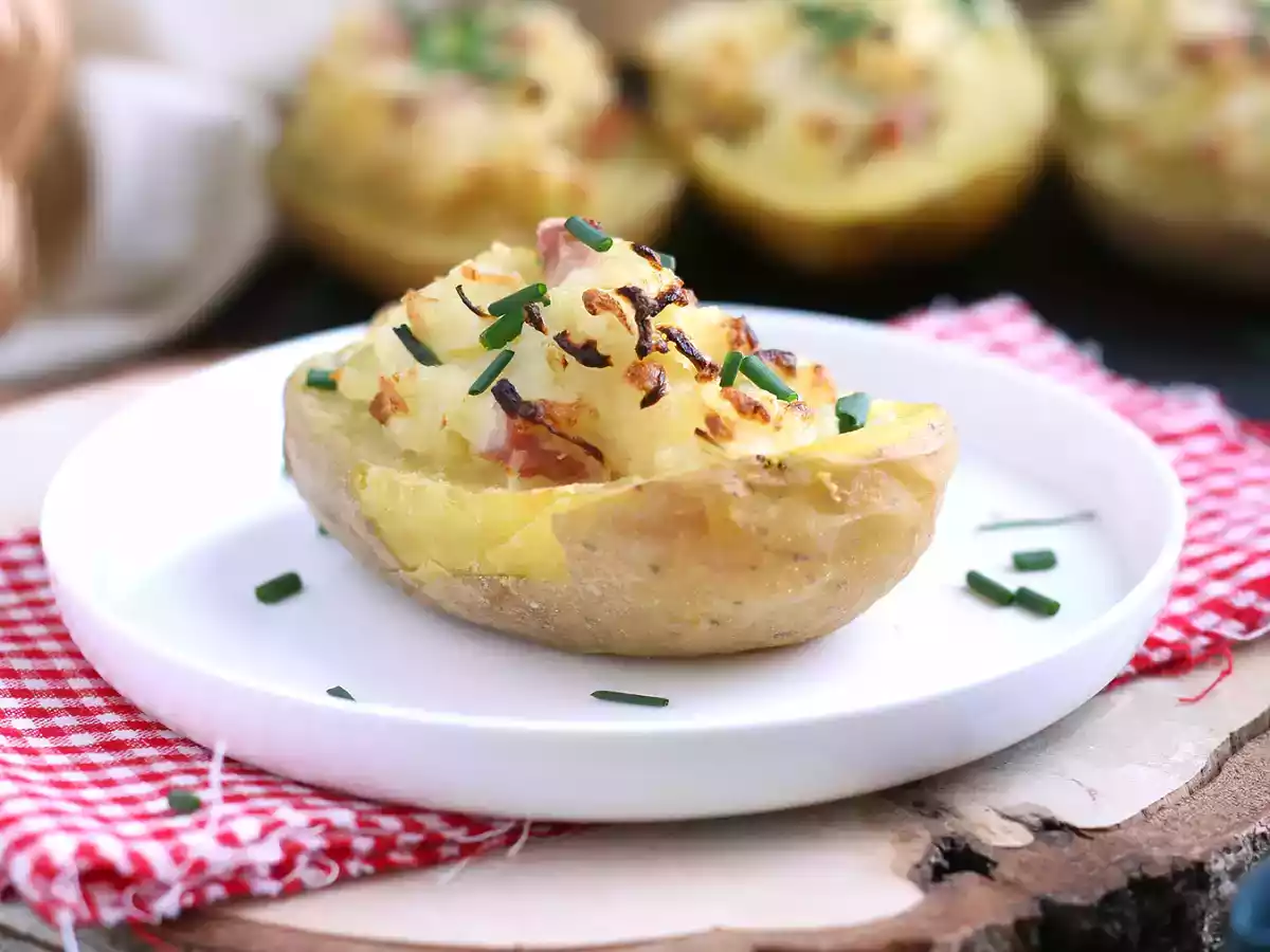 Pommes de terre au four farcies aux lardons et fromage - photo 3