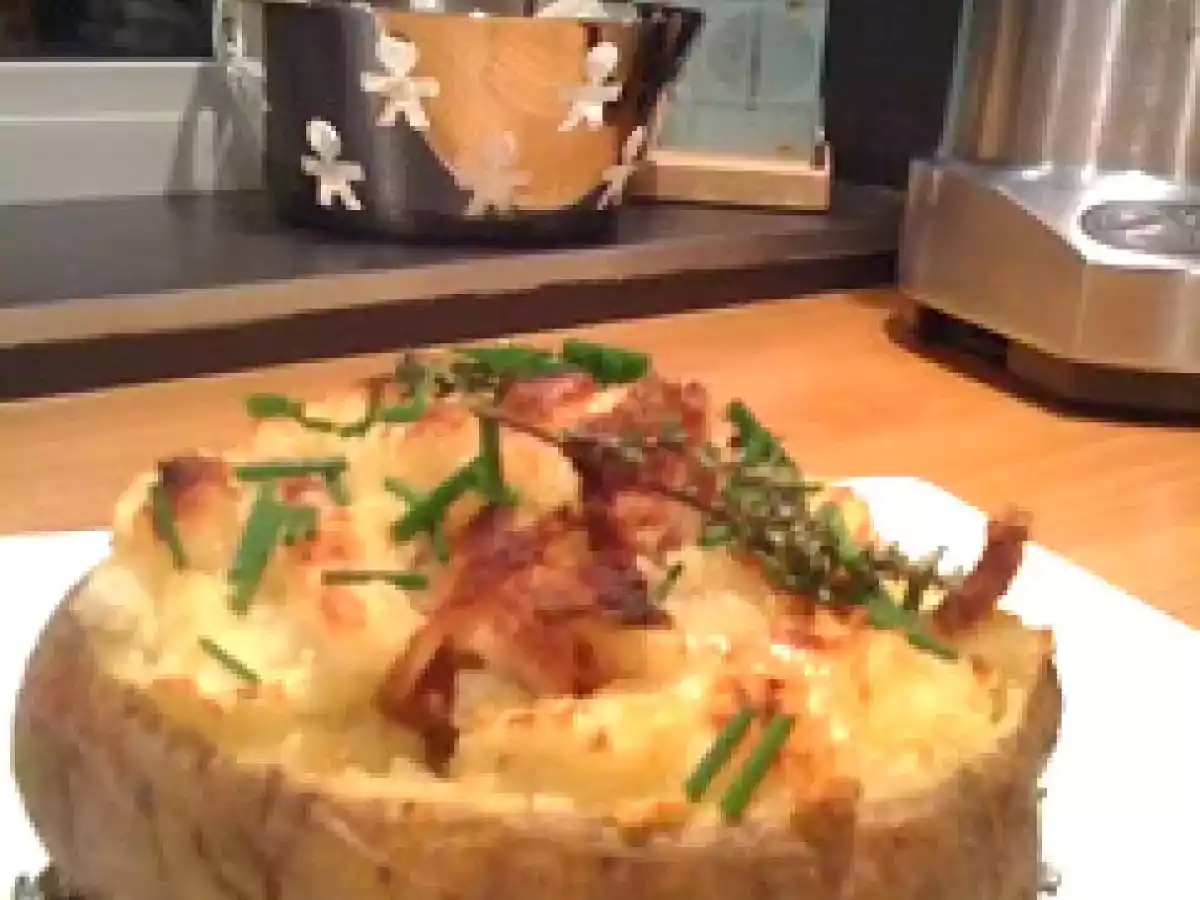 POMMES DE TERRE CAMPAGNARDE AU FOUR FARCIES AU CANTAL