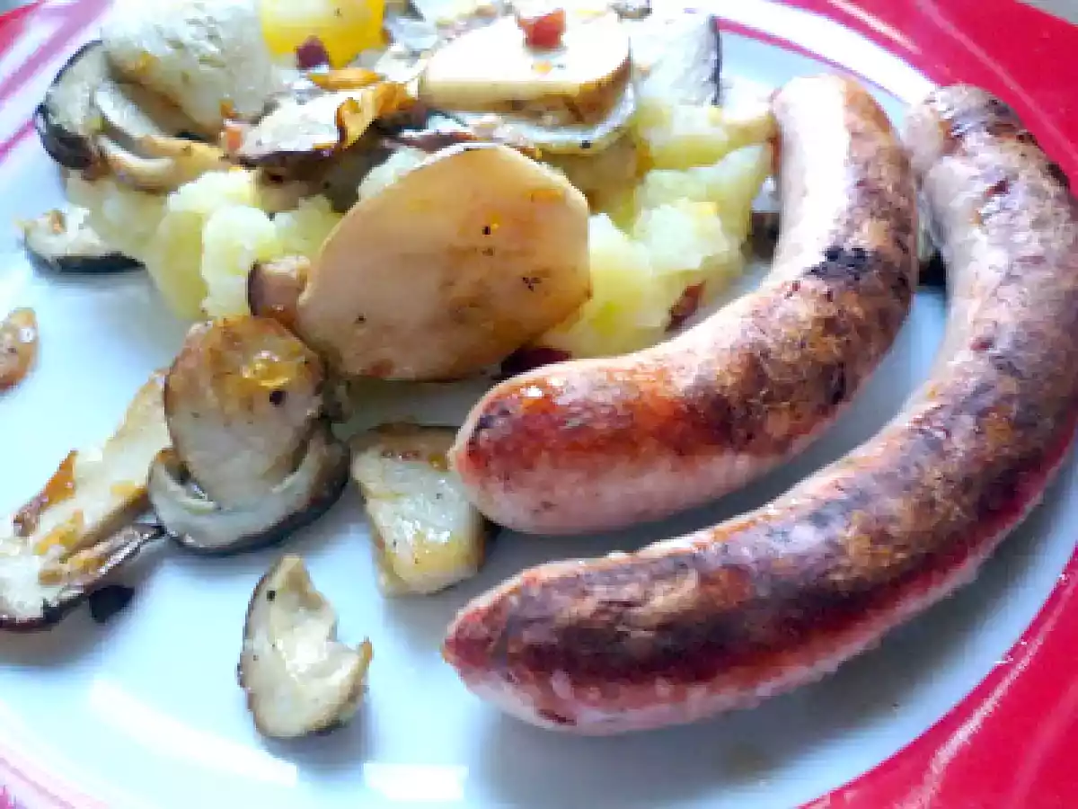 Pommes de terre écrasées aux cèpes et... saucisses grillées!