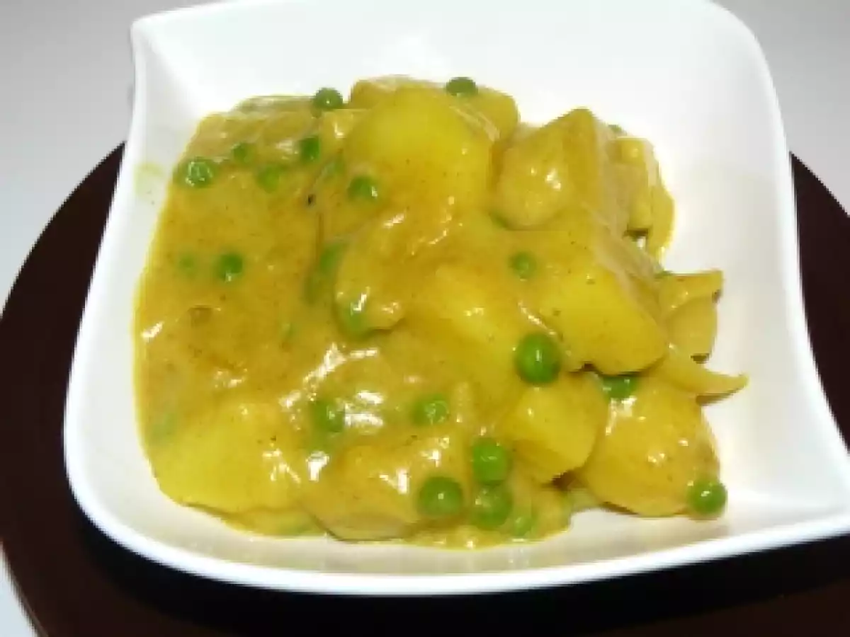 Pommes de terre et petits pois au lait de coco et épices.