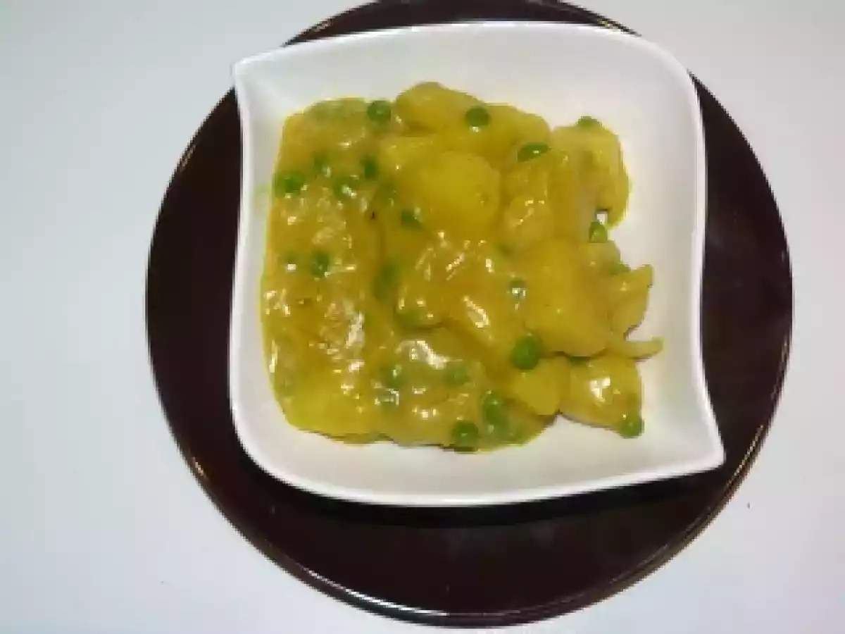 Pommes de terre et petits pois au lait de coco et épices. - photo 2