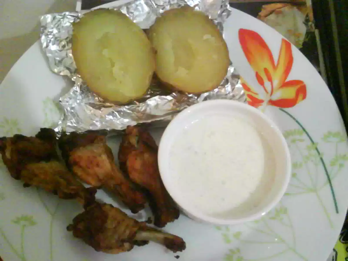 Pommes de terre robe des champs accompagnés de ses cuisses de poulet épicées.