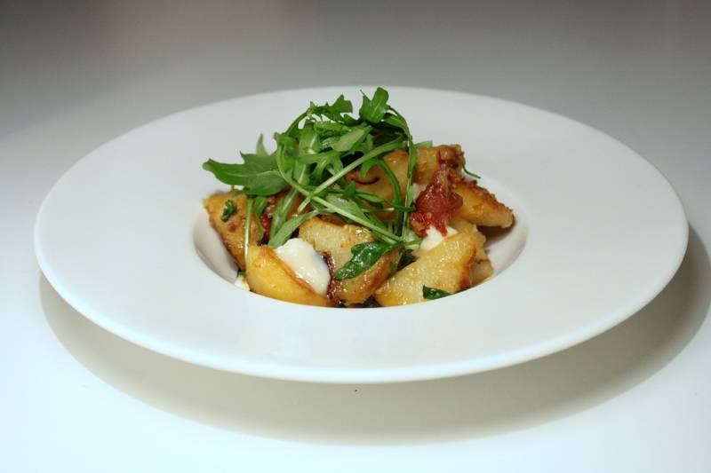 Pommes De Terre Roties Aux Tomates Sechees Roquette Gorgonzola