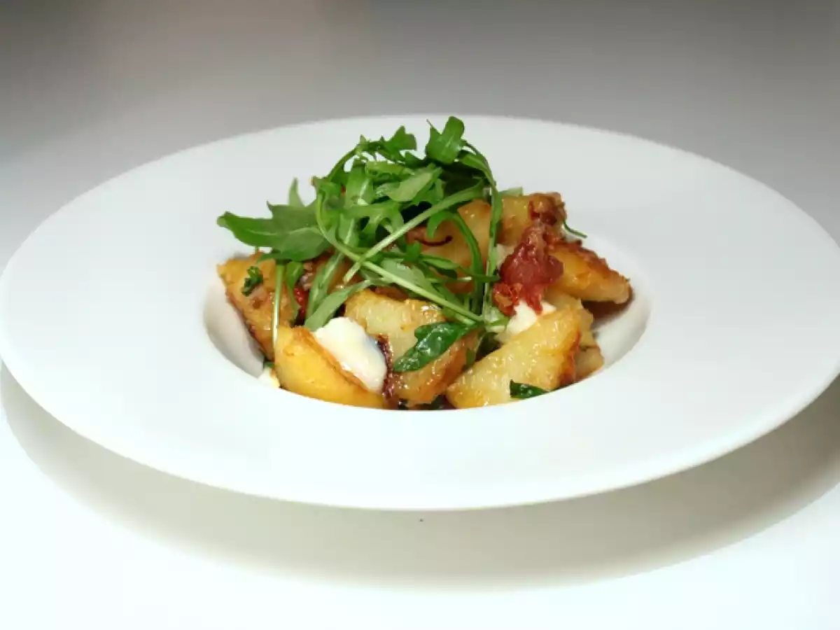 Pommes de terre rôties aux tomates séchées, roquette & gorgonzola
