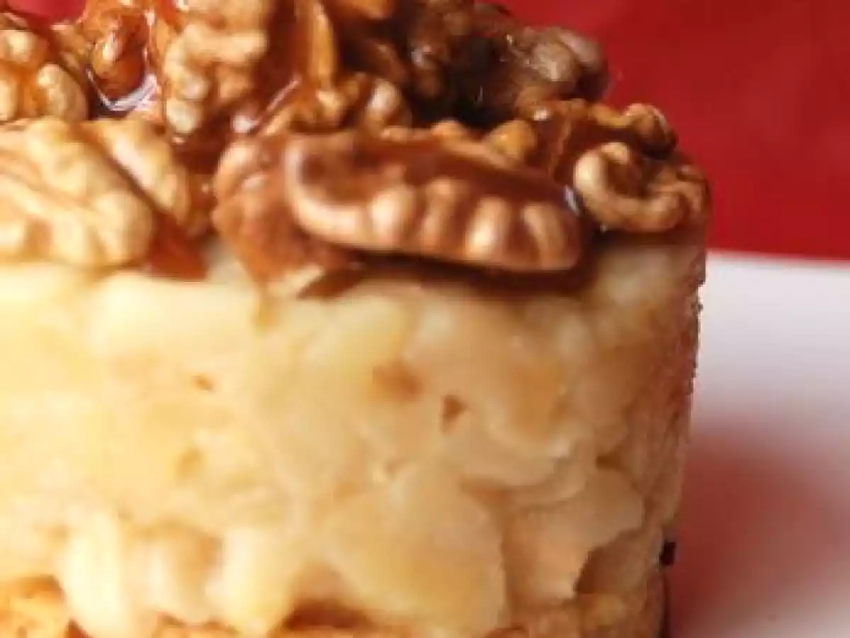 Pommes sur pain d'épices, noix et caramel au beurre salé