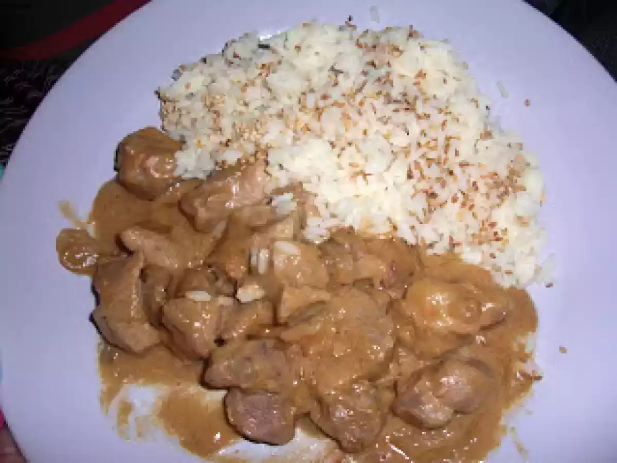 Porc au beurre de cacahuètes et riz au sésame
