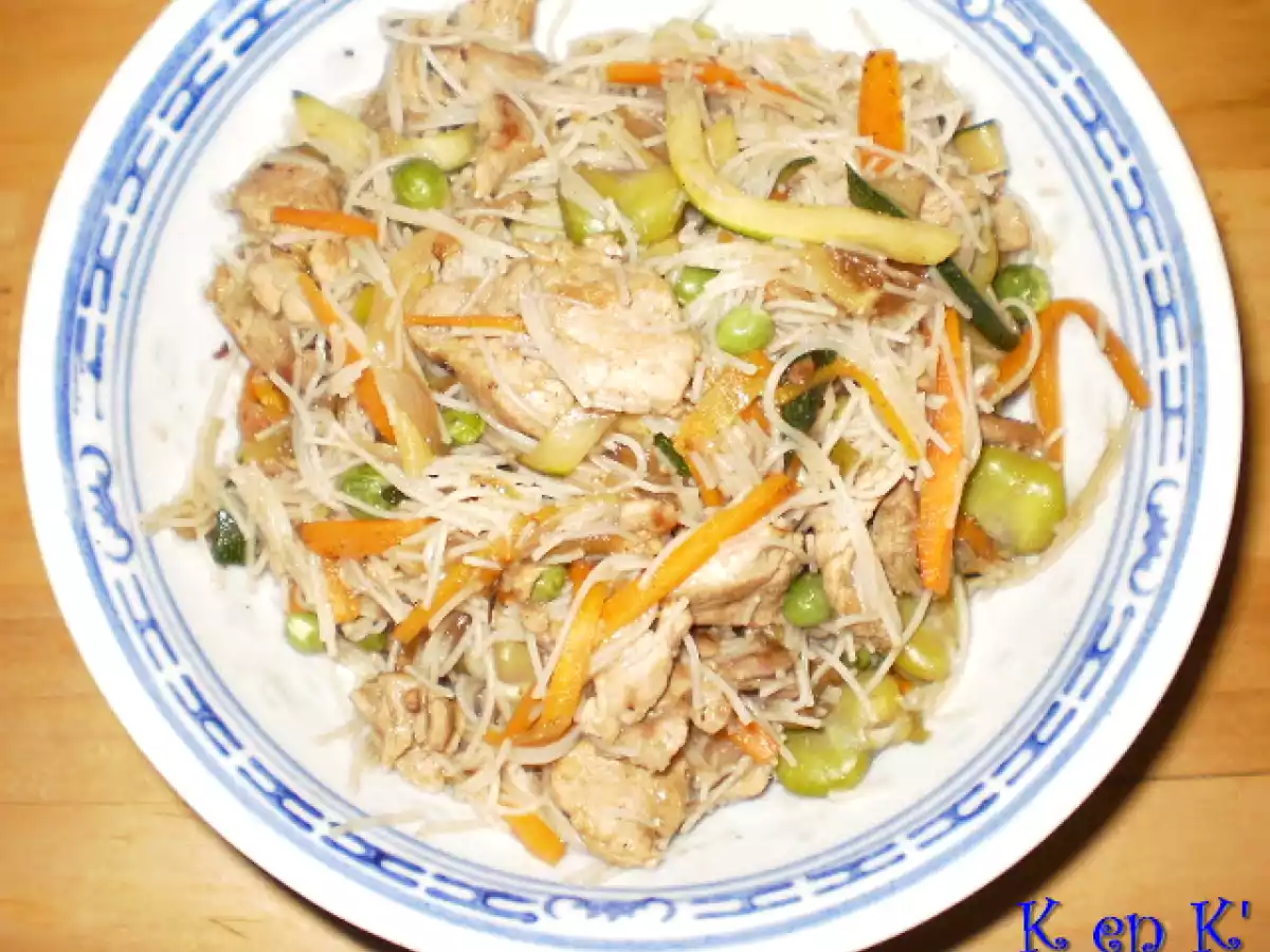 Porc au caramel et nouilles aux légumes sautés