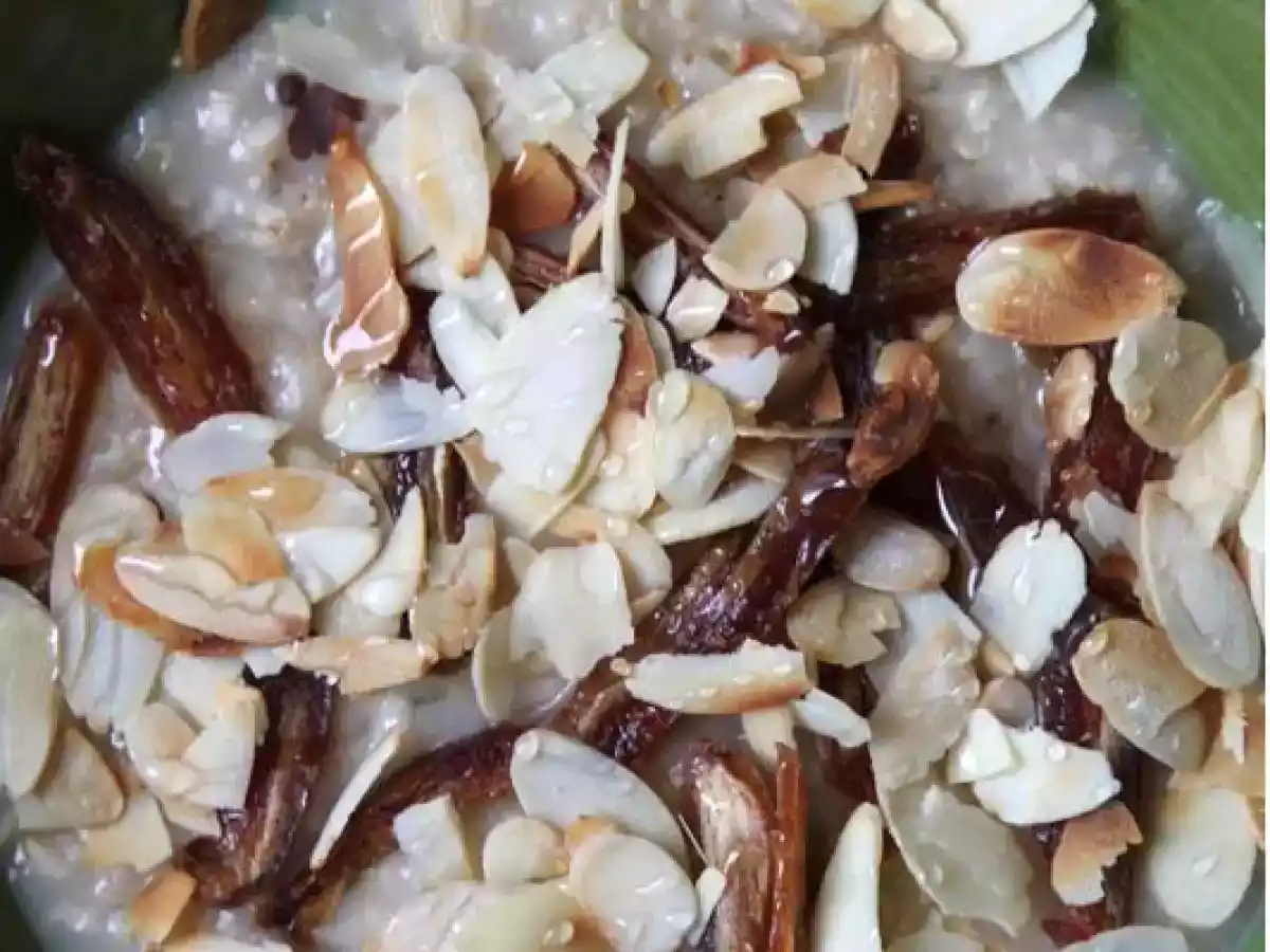 Porridge aux dattes, amandes grillées et miel